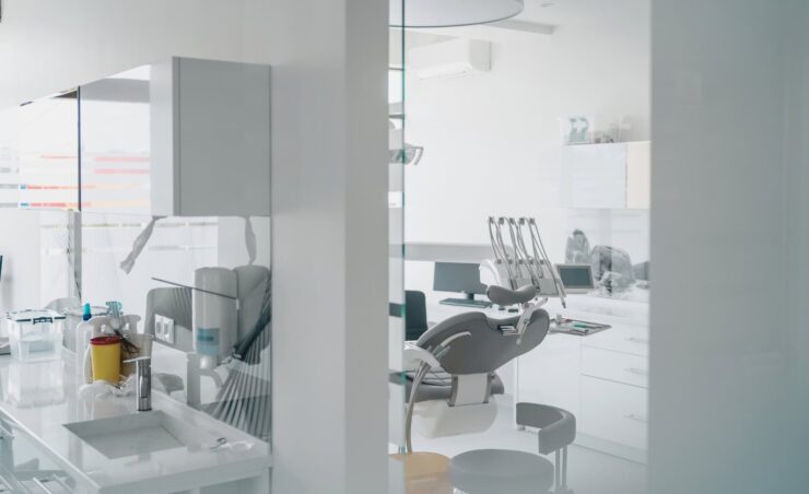 Blick in einen hygienisch reinen Behandlungsraum einer Zahnarztpraxis in Bottrop, exemplarisch für die tägliche Unterhaltsreinigung und Flächendesinfektion nach Hygieneplan durch UCT.