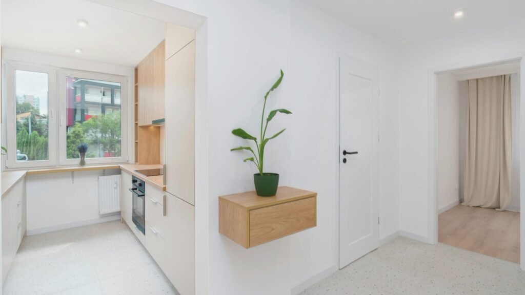 Blick in einen strahlend sauberen Flur und eine Küche einer Privatwohnung in Oberhausen, exemplarisch für das Ergebnis einer professionellen Haushaltsreinigung durch UCT.